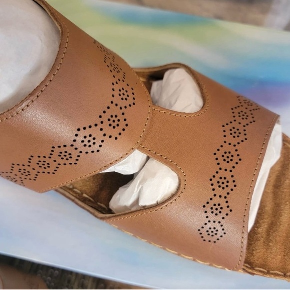 Easy Street Sloan Comfort Wave Tan Leather Sandals Women's Size 11 M (Run large) - Picture 5 of 6